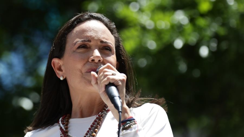 Foto de arquivo, em 28 de agosto de 2024, da líder da oposição venezuelana Maria Corina Machado, falando a apoiadores em um comício em Caracas ( EFE/ Ronald Peña)