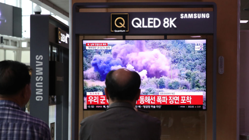 Uma tela de TV informa que a Coreia do Norte explodiu partes do lado norte das estradas intercoreanas durante um programa de notícias na estação de Seul, em 15 de outubro de 2024, em Seul, Coreia do Sul. A Coreia do Sul informou que a Coreia do Norte detonou trechos de estradas intercoreanas na terça-feira, aumentando as tensões em meio a alegações de que drones sul-coreanos foram vistos sobre Pyongyang. (Foto de Chung Sung-Jun/Getty Images)