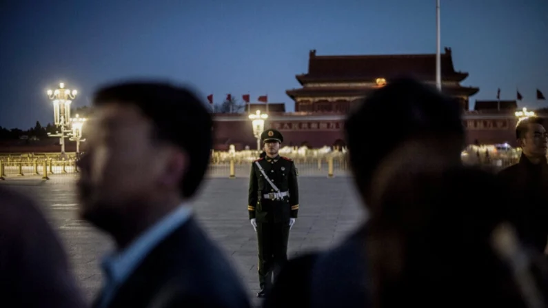 Um policial paramilitar está na Praça Tiananmen em 15 de março de 2019. Fred Dufour/AFP via Getty Images
