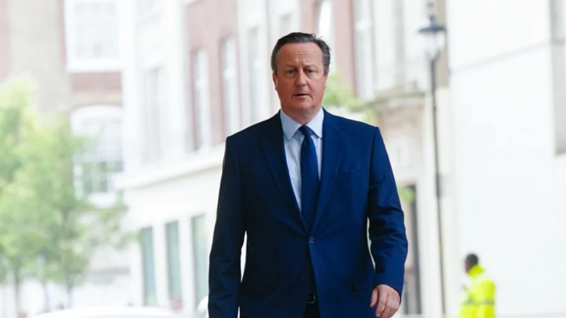 O então secretário de Relações Exteriores, David Cameron, chega à BBC Broadcasting House em Londres em 12 de maio de 2024. (Vitória Jones/PA)