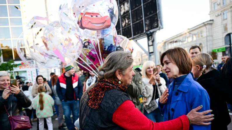 O presidente da Moldávia, Maia Sandu (dir.), conversa com uma mulher em Chisinau, Moldávia, em 14 de outubro de 2024 (Daniel Mihailescu/AFP via Getty Images)
