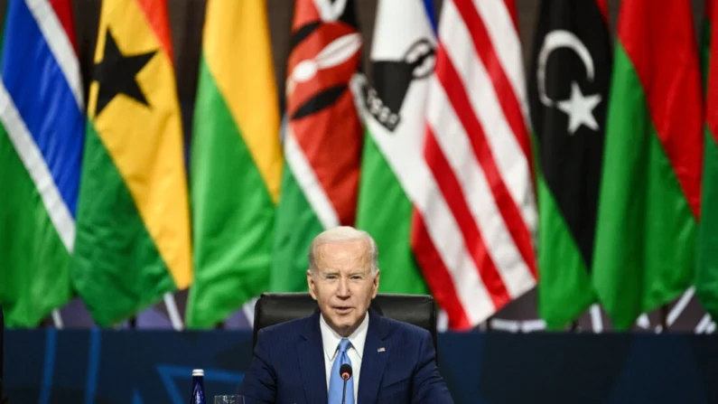 O presidente Joe Biden fala na sessão do líder durante a Cimeira de Líderes EUA-África no Centro de Convenções Walter E. Washington, em Washington, em 15 de dezembro de 2022 (Brendan Smialowski/AFP via Getty Images)