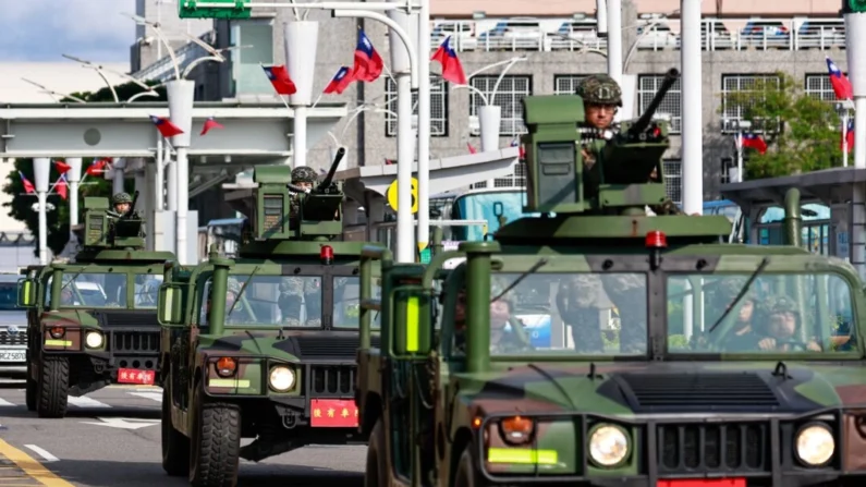 Veículos militares armados fazem patrulha do lado de fora do Aeroporto Songshan em Taipei, Taiwan, em 14 de outubro de 2024 (Daniel Ceng/AFP via Getty Images)
