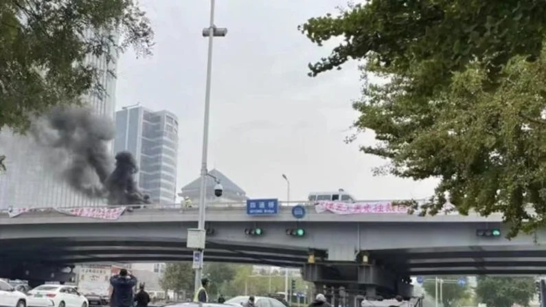 Faixas penduradas na Ponte Sitong em Pequim em 13 de outubro de 2022. O dissidente Peng Lifa desfraldou as faixas para protestar contra a política draconiana de "zero-COVID" da China e pedir o fim do regime autoritário. Captura de tela da conta do Twitter de Fangshimin via The Epoch Times