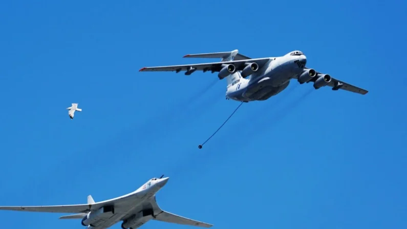 Um avião-tanque Ilyushin Il-78 (D) e um bombardeiro estratégico Tupolev Tu-160 sobrevoam a Praça Vermelha durante um desfile militar do Dia da Vitória marcando o 75º aniversário da vitória na Segunda Guerra Mundial, em 24 de junho de 2020 em Moscou, Rússia (Alexander Vilf/Host Photo Agency via Getty Images)
