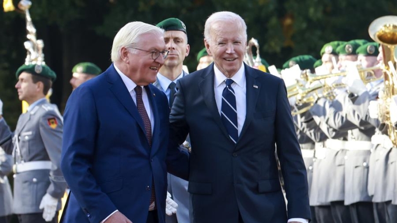 O presidente alemão Frank-Walter Steinmeier (esq.) e o presidente dos EUA Joe Biden participam de uma recepção com honras militares durante a visita deste último ao Palácio Bellevue em Berlim, Alemanha, em 18 de outubro de 2024 (EFE/EPA/CLEMENS BILAN)