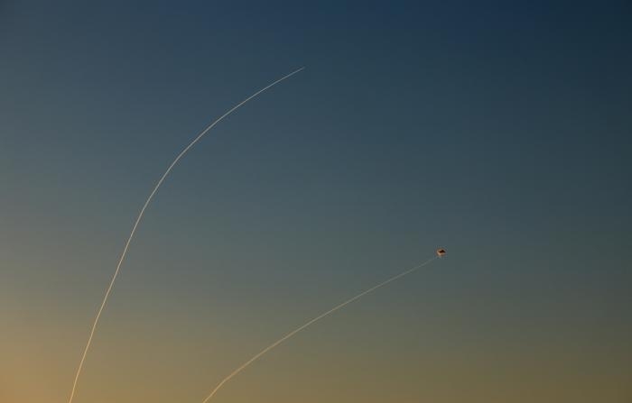 O sistema de defesa aérea israelense Iron Dome intercepta mísseis disparados do sul do Líbano sobre a Galileia, norte de Israel, em 19 de outubro de 2024. De acordo com os militares israelenses, aproximadamente 180 projéteis disparados pelo Hezbollah cruzaram do Líbano para Israel (EFE/EPA/ATEF SAFADI)