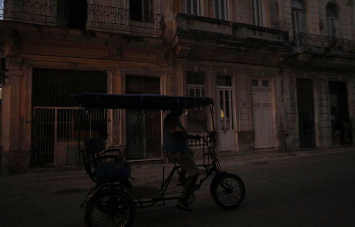 Foto de arquivo de um bicitáxi em uma rua mal iluminada em 26 de março de 2024 em Havana, Cuba (EFE/Yander Zamora)