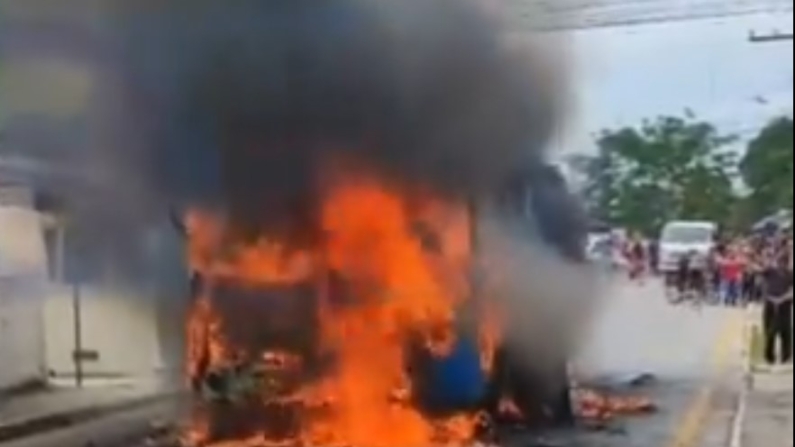 Captura de vídeo das barricadas em Florianópolis (Imagem: Reprodução/Redes Sociais)