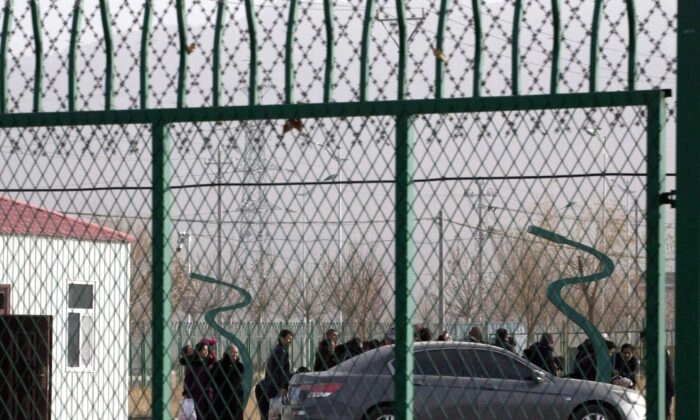 Pessoas fazem fila dentro do Centro de Serviços de Treinamento e Educação de Habilidades Vocacionais da cidade de Artux, que foi revelado como um campo de doutrinação forçada, em Artux, na região de Xinjiang, no oeste da China, em 3 de dezembro de 2018. AP Photo/Ng Han Guan, Arquivo
