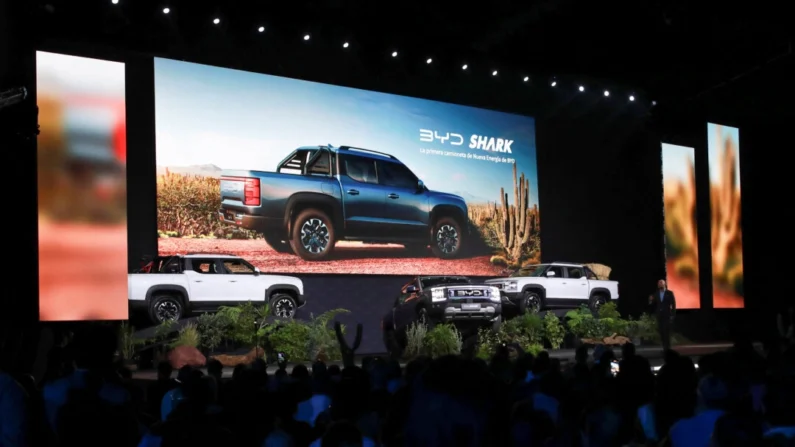 A fabricante chinesa de veículos elétricos BYD lança seu novo caminhão, o BYD Shark, no mercado mexicano em um evento na Cidade do México em 14 de maio de 2024. (Henry Romero/Reuters)