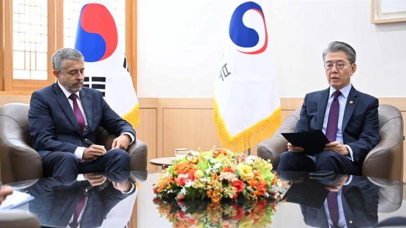 O primeiro vice-ministro das Relações Exteriores da Coreia do Sul, Kim Hong-kyun (dir.), se reúne com o embaixador russo na Coreia do Sul, Georgy Zinoviev, no Ministério das Relações Exteriores em Seul, Coreia do Sul, em 21 de outubro de 2024 (EFE/EPA/YONHAP)
