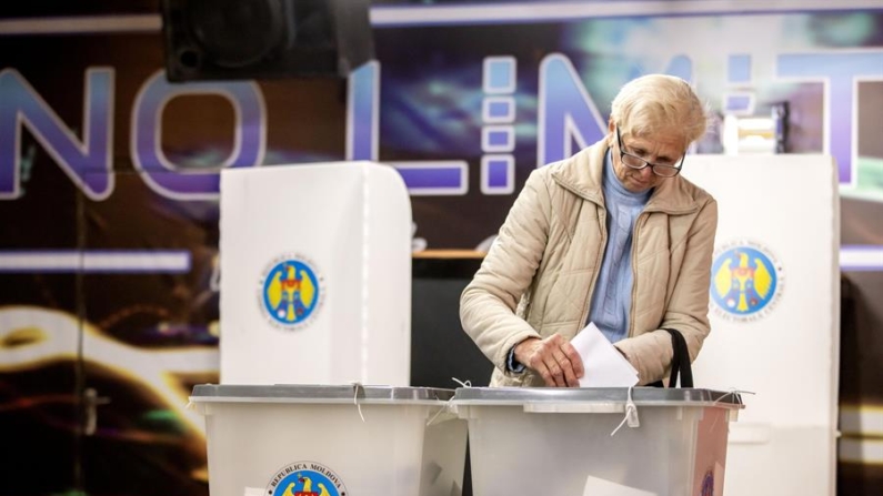 Uma mulher vota em uma seção eleitoral no vilarejo de Hrusevo, Moldávia, em 20 de outubro de 2024 (EFE/EPA/Dumitru Doru).