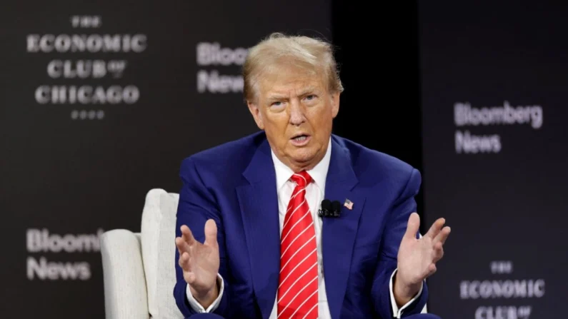 O ex-presidente e candidato presidencial republicano, Donald Trump, fala durante uma entrevista com o editor-chefe da Bloomberg, John Micklethwait, no Economic Club de Chicago, Illinois, em 15 de outubro de 2024 (Kamil Krzaczynski/AFP via Getty Images)
