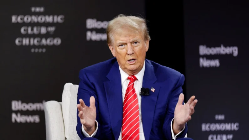 O ex-presidente Donald Trump fala durante uma entrevista com a Bloomberg no Clube Econômico de Chicago em 15 de outubro de 2024 (Kamil Krzaczynski/AFP via Getty Images)