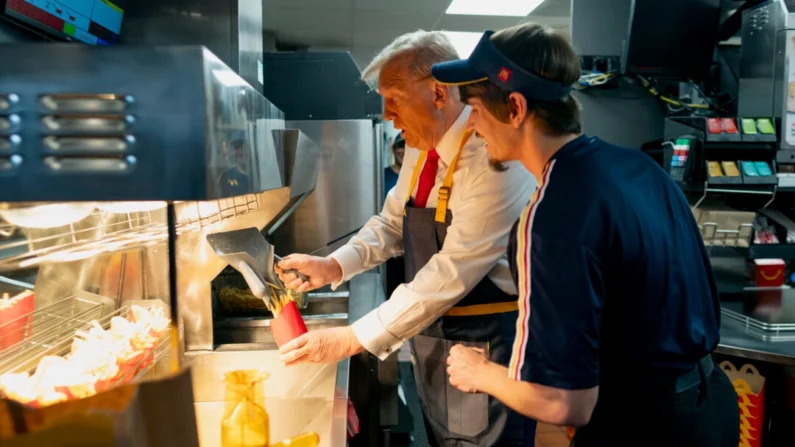 O candidato presidencial republicano, ex-presidente Donald Trump, usa uma fritadeira enquanto um funcionário observa durante uma visita ao McDonald's em Feasterville-Trevose, Pensilvânia, em 20 de outubro de 2024. (Doug Mills/The New York Times via AP, Pool)