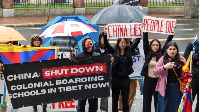 Estudantes e ativistas protestam contra os abusos de direitos humanos do regime comunista chinês durante uma visita do embaixador chinês à Harvard Kennedy School em Cambridge, Massachusetts, em 20 de abril de 2024 (Learner Liu/The Epoch Times)