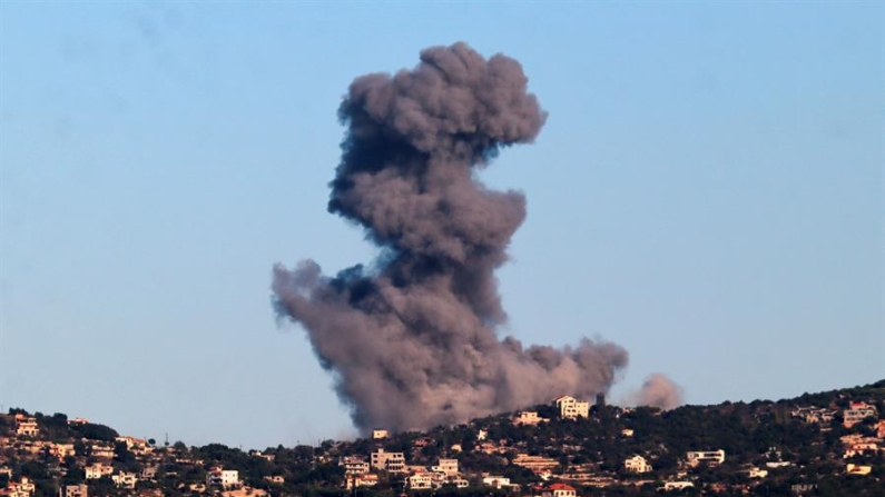 A fumaça aumenta após ataques aéreos israelenses na cidade de Sejoud, no sul do Líbano, em 21 de outubro de 2024 (EFE/EPA/STR)