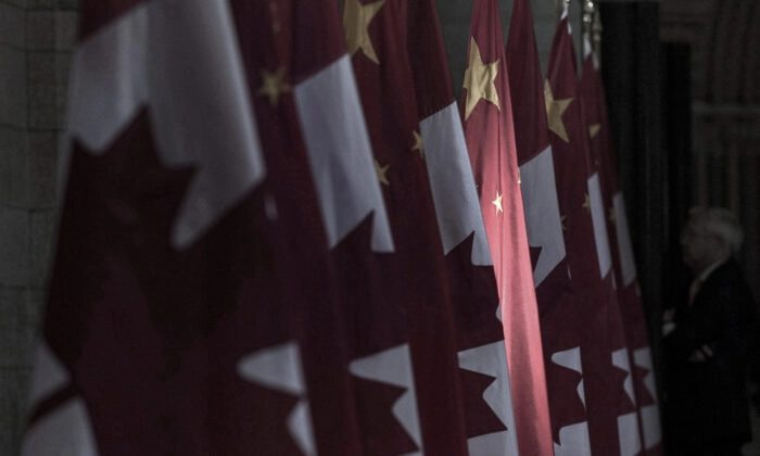 Uma bandeira chinesa é iluminada no Salão de Honra na Colina do Parlamento, em Ottawa, em 22 de setembro de 2016. Imprensa canadense/Adrian Wyld
