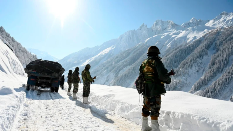 Soldados do exército indiano caminham ao longo de uma estrada perto da passagem montanhosa de Zojila que liga Srinagar ao território da união de Ladakh, na fronteira com a China, em 28 de fevereiro de 2021. Tauseef Mustafa/AFP via Getty Images
