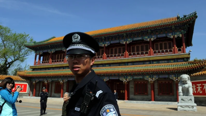 Um policial chinês monta guarda do lado de fora de Zhongnanhai, que serve como sede central do Partido Comunista Chinês, após a demissão do político Bo Xilai do poderoso Politburo do país, em Pequim em 11 de abril de 2012. Mark Ralston/AFP via Getty Images
