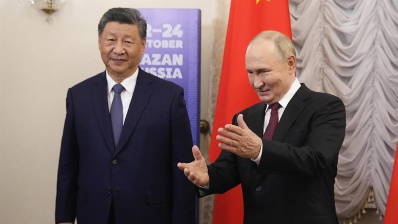 O líder russo, Vladimir Putin (dir.), dá as boas-vindas ao ditador chinês, Xi Jinping, durante seu encontro à margem da Cúpula do BRICS no Kremlin de Kazan, em Kazan, Rússia, em 22 de outubro de 2024 (EFE/EPA/ALEXANDER ZEMLIANICHENKO/AP POOL)
