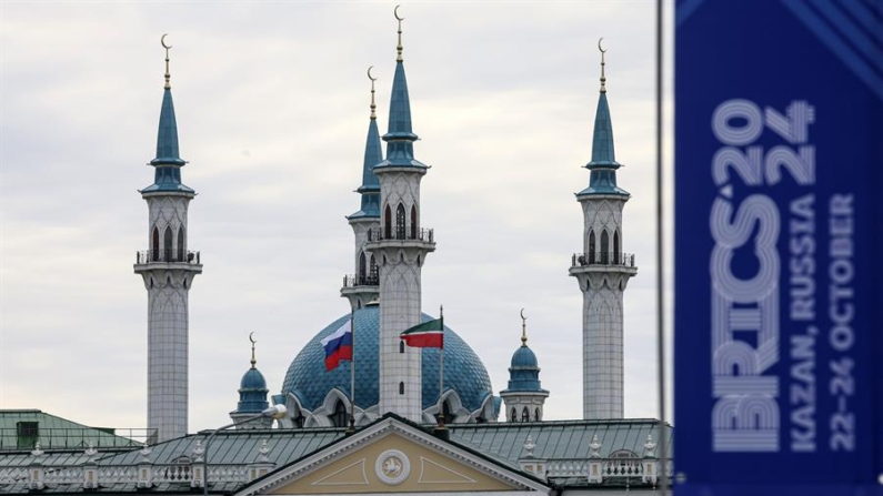 Um banner da Cúpula do BRICS 2024 visto no centro de Kazan, Rússia, em 22 de outubro de 2024. A cúpula do BRICS acontece de 22 a 24 de outubro e espera-se que seja o maior evento de política externa já realizado na Rússia (EFE/EPA/MAXIM SHIPENKOV)