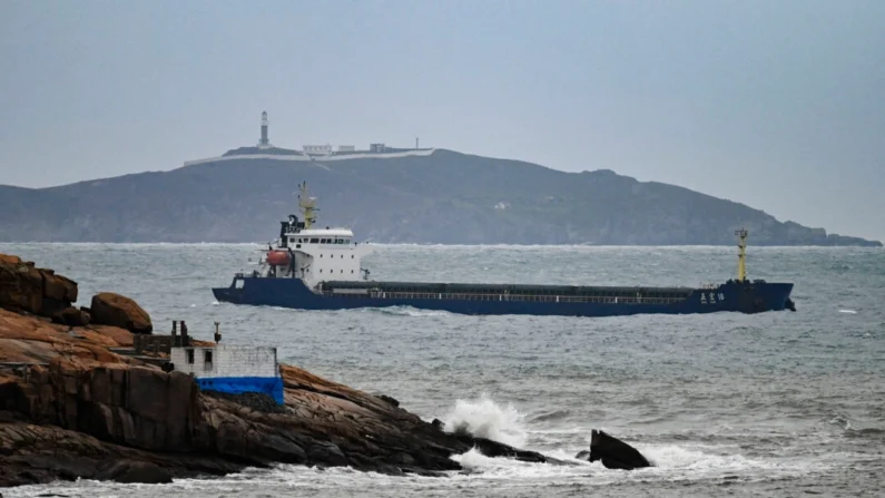 Um navio navega no Estreito de Taiwan entre a costa da ilha de Pingtan (primeiro plano), o ponto mais próximo de Taiwan, e outra ilha na província de Fujian, sudeste da China, em 7 de abril de 2023 (Greg Baker/AFP via Getty Images)
