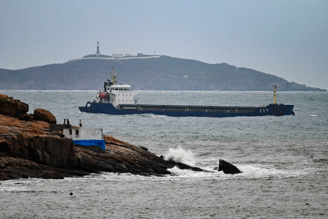 Marinhas dos EUA e do Canadá navegam pelo Estreito de Taiwan após exercícios militares da China cercarem Taiwan