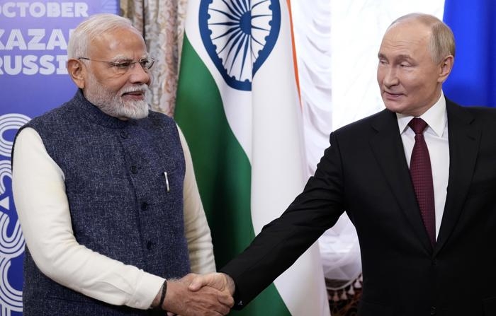 O presidente russo, Vladimir Putin, e o primeiro-ministro indiano, Narendra Modi, apertam as mãos durante reunião à margem da Cúpula do BRICS no Kremlin de Kazan, em Kazan, Rússia, em 22 de outubro de 2024 (EFE/EPA/ALEXANDER ZEMLIANICHENKO / POOL)