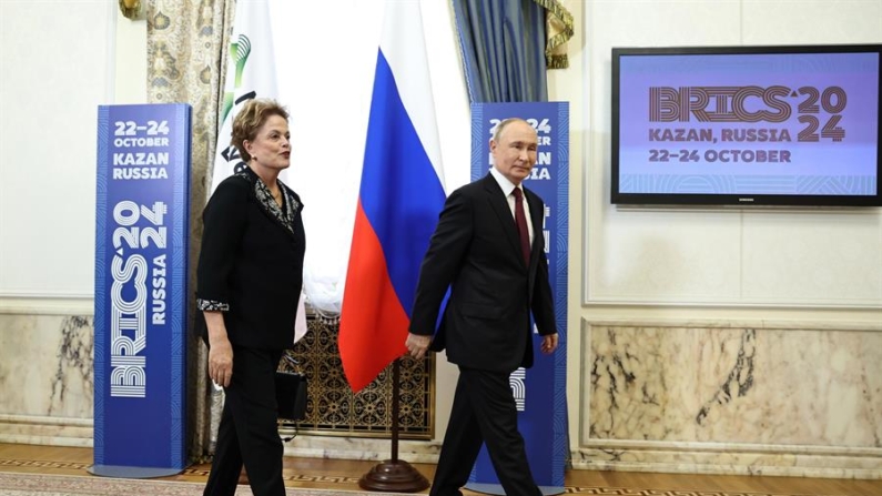 O líder da Rússia, Vladimir Putin, se reúne com Dilma Rousseff, presidente do Novo Banco de Desenvolvimento e ex-presidente do Brasil, à margem da Cúpula do BRICS no Kremlin de Kazan, em Kazan, Rússia, em 22 de outubro de 2024 (EFE/EPA/ALEXANDER KAZAKOV / SPUTNIK / KREMLIN POOL)
