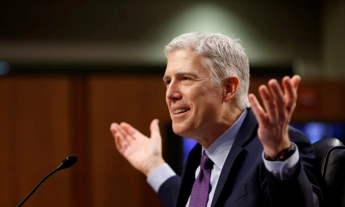 O juiz indicado para a Suprema Corte dos EUA, Neil Gorsuch, testemunha em sua audiência de confirmação do Comitê Judiciário do Senado no Capitólio, em Washington, em 21 de março de 2017 (Joshua Roberts/Reuters)
