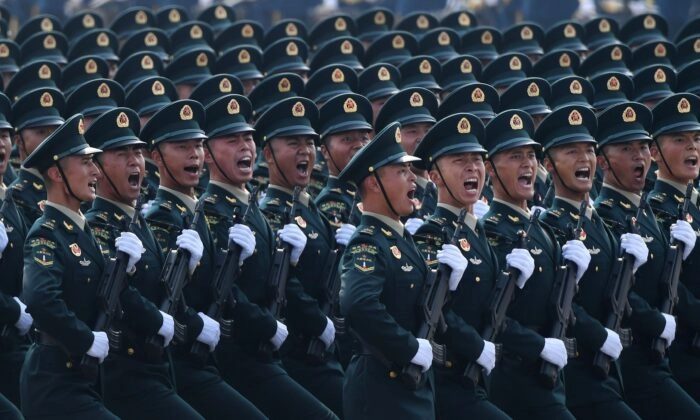 Tropas chinesas marcham durante um desfile militar na Praça Tiananmen, em Pequim, em 1º de outubro de 2019. Greg Baker/AFP via Getty Images
