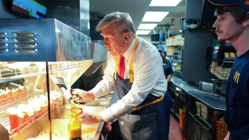 O ex-presidente e candidato republicano à presidência, Donald Trump, trabalha atrás do balcão fazendo batatas fritas durante uma visita a um restaurante McDonald's em Feasterville-Trevose, Pensilvânia, em 20 de outubro de 2024 (Doug Mills-Pool/Getty Images)
