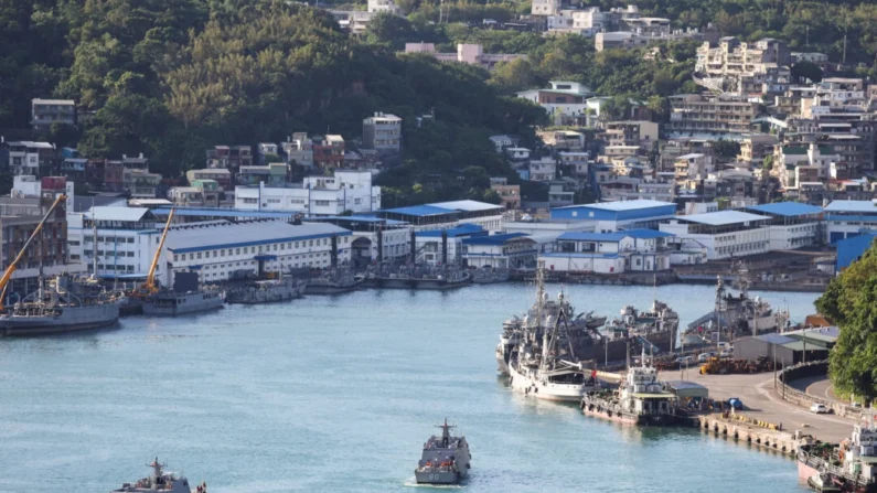 Um par de barcos com mísseis da classe Kuang Hua VI da marinha taiwanesa navega no porto de Keelung, em Taiwan, em 14 de outubro de 2024. (I-Hwa Cheng/AFP via Getty Images)