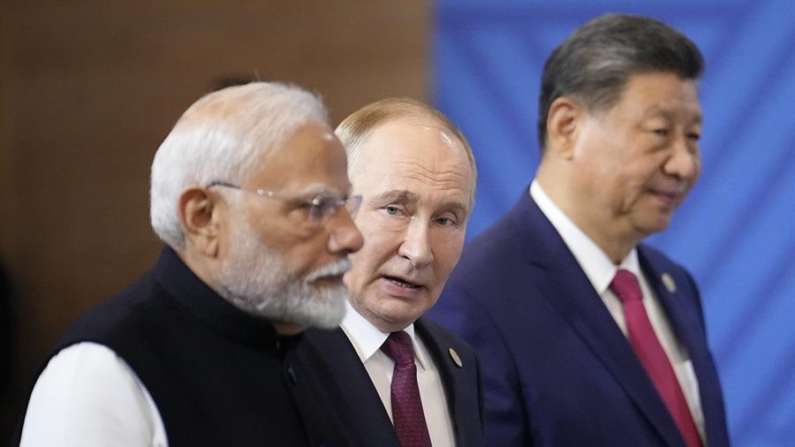  O primeiro-ministro indiano Narendra Modi, o líder russo Vladimir Putin e o ditador chinês Xi Jinping participam de uma cerimônia de foto de família antes da sessão plenária da Cúpula do BRICS em Kazan, Rússia, em 23 de outubro de 2024 (EFE/EPA/ALEXANDER ZEMLIANICHENKO / POOL)
