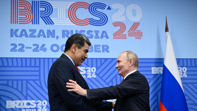 O líder da Rússia, Vladimir Putin, se reúne com o ditador da Venezuela, Nicolas Maduro, à margem da cúpula do BRICS em Kazan, em 23 de outubro de 2024 (Foto de ALEXANDER NEMENOV/POOL/AFP via Getty Images)
