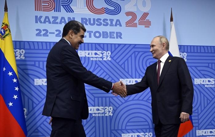  O líder russo, Vladimir Putin (dir.), recebe o ditador venezuelano, Nicolas Maduro, antes de sua reunião à margem da cúpula do BRICS em Kazan, Rússia, em 23 de outubro de 2024 (EFE/EPA/ALEXANDER NEMENOV / POOL)
