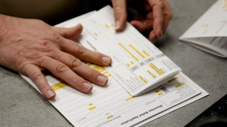 Um funcionário eleitoral do condado prepara cédulas de voto ausente em Dayton, Ohio, em 17 de março de 2020 (Megan Jelinger/AFP via Getty Images)