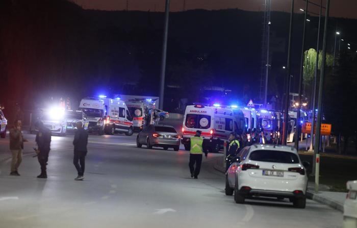 Ambulâncias chegam enquanto policiais protegem a área durante um ataque terrorista na sede do Centro Aeroespacial e de Aviação Turco (TUSAS) em Ancara, Turquia, em 23 de outubro de 2024 (EFE/EPA/NECATI SAVAS)