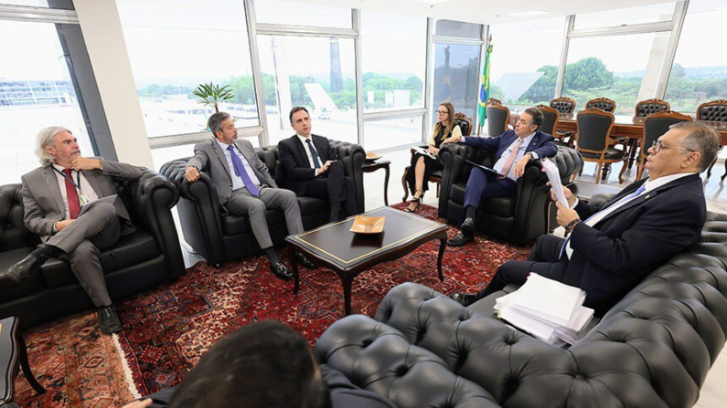 Pacheco (3º à esq.), Lira, Barroso e Dino na reunião desta quarta, que teve também o advogado-geral da União (Foto: Antonio Augusto/STF)
