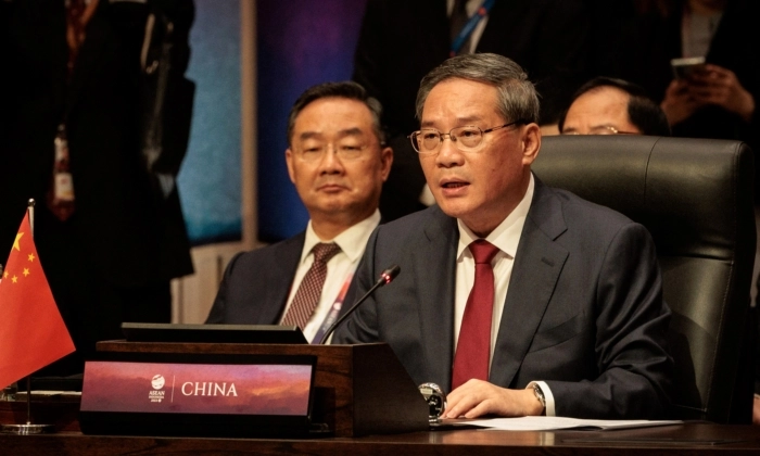 O premiê chinês Li Qiang (C) sobe no palco antes de seu discurso na abertura do Congresso Nacional do Povo, no Grande Salão do Povo em Pequim, em 5 de março de 2024. Kevin Frayer/Getty Images