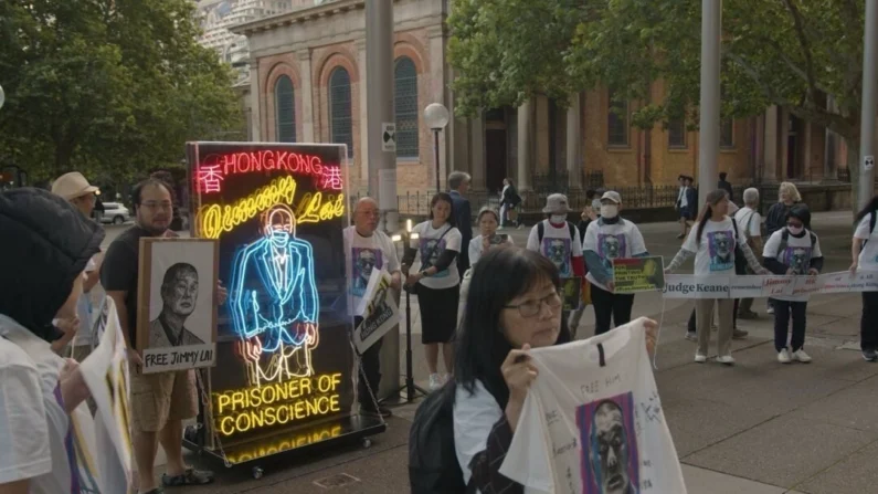 Manifestantes do lado de fora de uma palestra do juiz Patrick Keane em Sydney, pedindo a libertação de Jimmy Lai, um prisioneiro político mantido em Hong Kong. Fornecido
