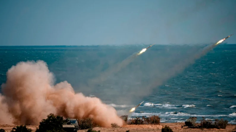 Tropas da China, Rússia, Irã, Paquistão e Birmânia lançam foguetes de sistemas de mísseis durante os exercícios militares "Cáucaso-2020" na cordilheira Turali, na costa do Mar Cáspio, na República do Daguestão, no sul da Rússia, em 23 de setembro de 2020. Dimitar Dilkoff/AFP via Getty Images