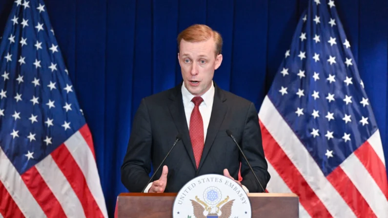 O conselheiro de segurança nacional dos EUA, Jake Sullivan, fala durante uma entrevista coletiva na embaixada dos EUA em Pequim em 29 de agosto de 2024. Adek Berry/AFP via Getty Images
