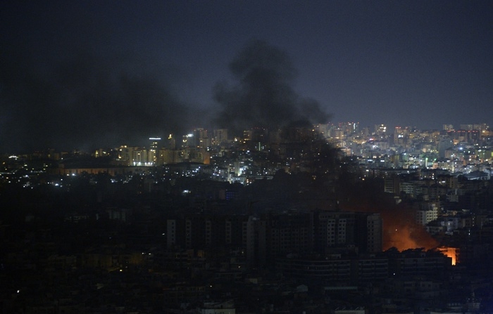  A fumaça sobe dos prédios como resultado de ataques aéreos israelenses em Dahieh, no subúrbio sul de Beirute, Líbano, no final de 24 de outubro de 2024. Ataques aéreos israelenses atingiram Dahieh, no subúrbio sul de Beirute, depois que o Exército israelense emitiu avisos para evacuar os edifícios (EFE/EPA/WAEL HAMZEH)