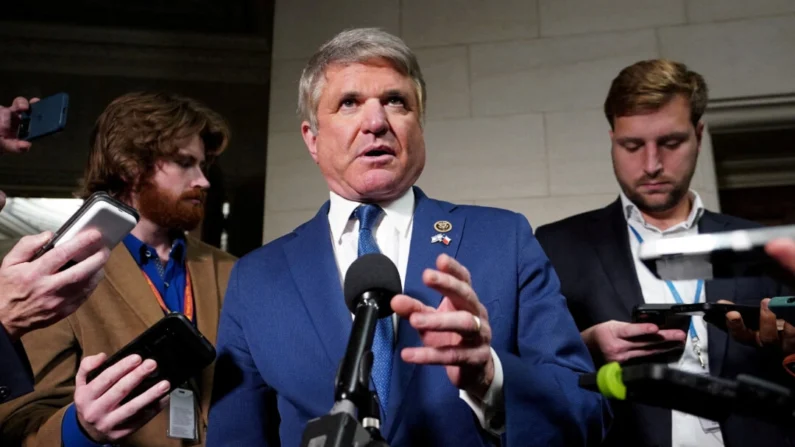 O representante dos EUA Michael McCaul (R-TX) fala aos repórteres no prédio de escritórios da Longworth House no Capitólio, em Washington, em 11 de outubro de 2023. (Kevin Lamarque/Reuters)
