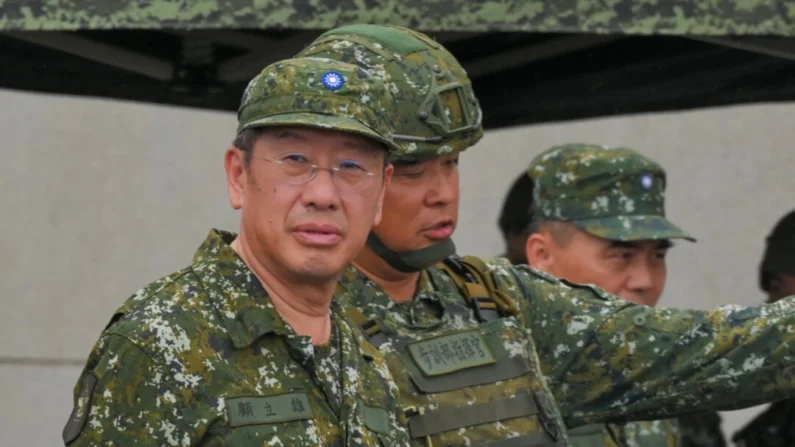 O ministro da Defesa de Taiwan, Wellington Koo (à esq.), inspeciona as tropas durante um exercício de fogo real no campo de treinamento de Fanshan, no condado de Pingtung, em Taiwan, em 26 de agosto de 2024. Sam Yeh/AFP via Getty Images