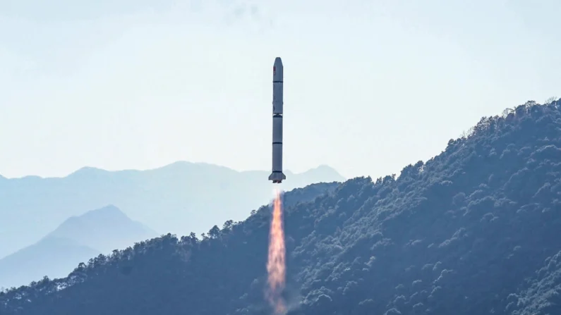 Um foguete Long March-2C, transportando o satélite Einstein Probe, decola do Centro de Lançamento de Satélites de Xichang em Xichang, na província de Sichuan, no sudoeste da China, em 9 de janeiro de 2024. STR/AFP via Getty Images