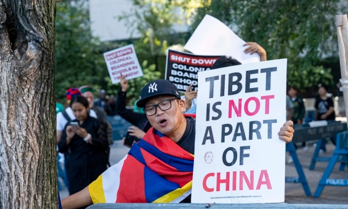 Tibetanos protestam ao lado da sede das Nações Unidas na cidade de Nova York em 20 de setembro de 2023. Chung I Ho/The Epoch Times
